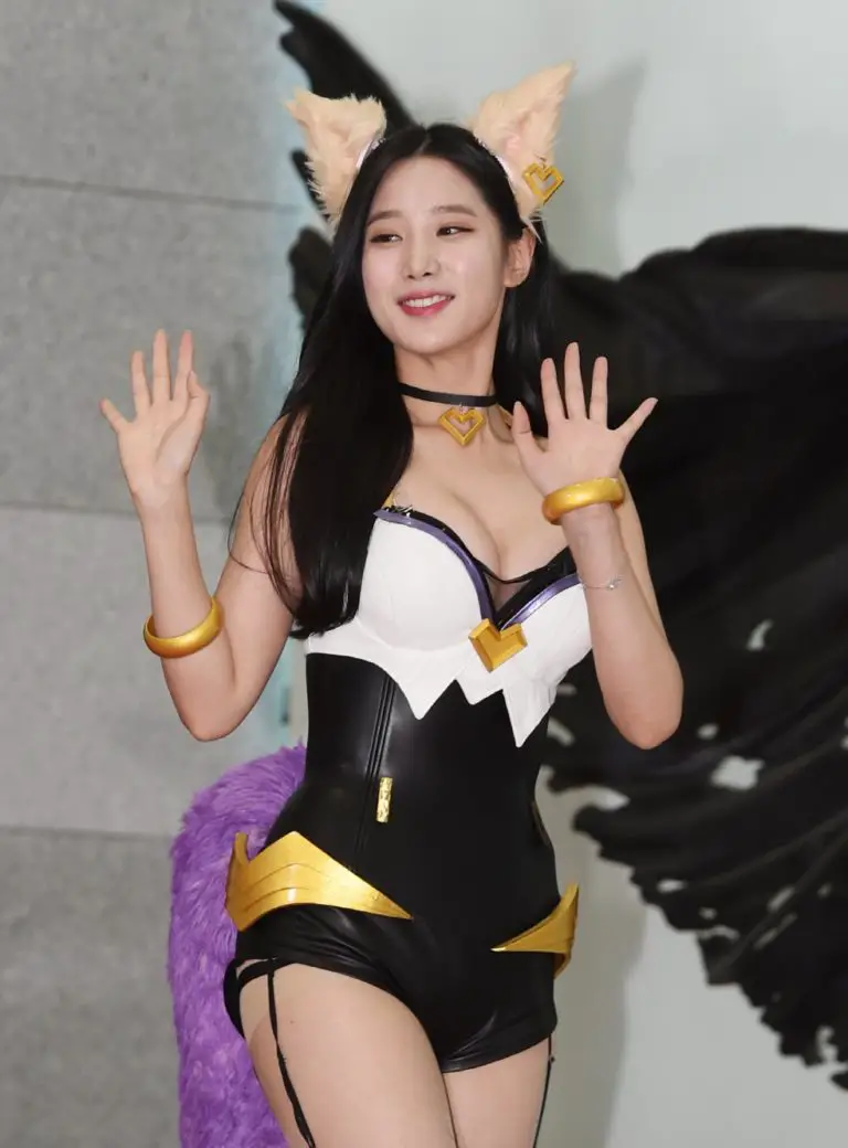 Berry Good Johyun League of Legends Ahri Cosplay Photos (HD/HR)