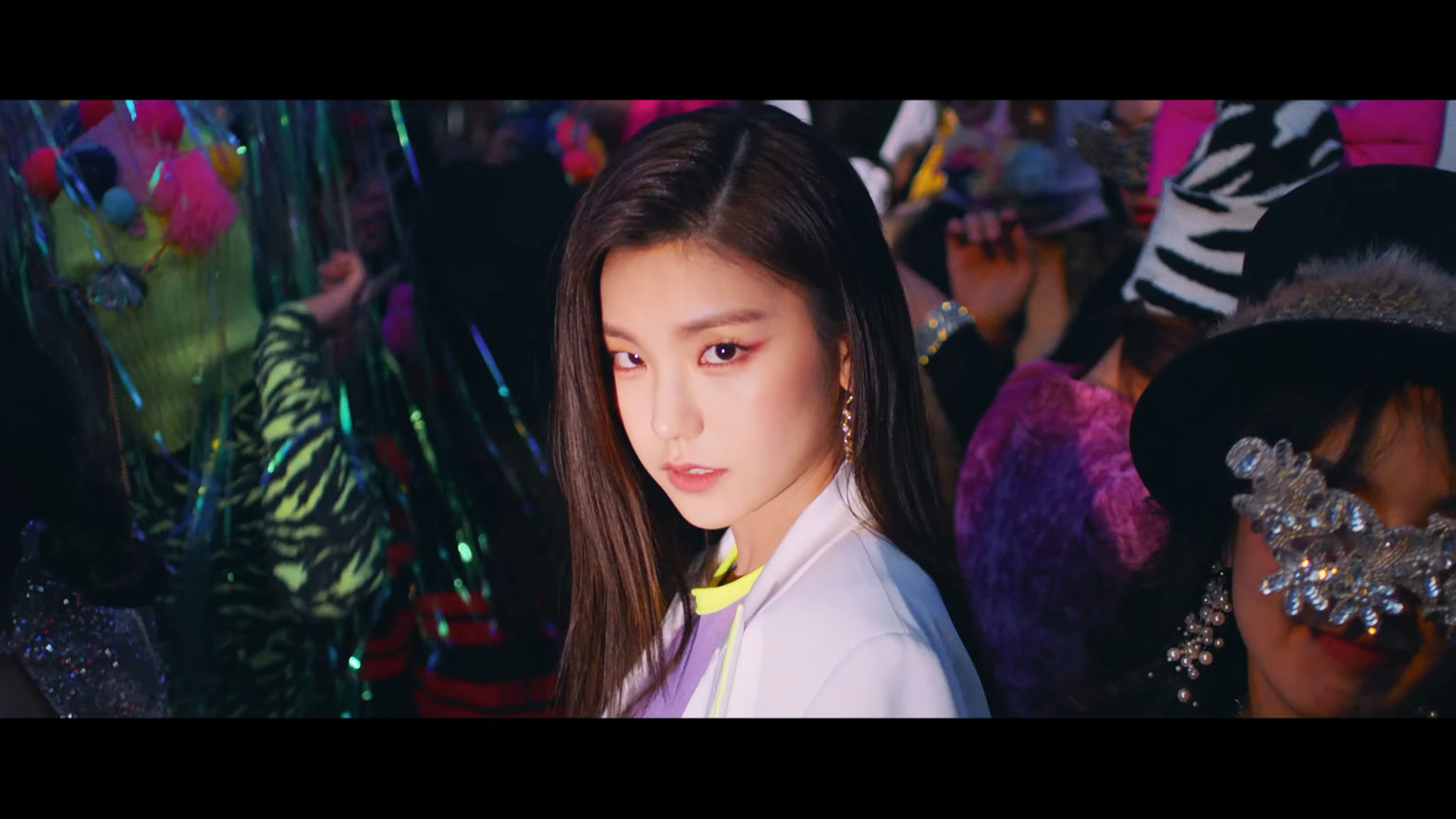 Itzy Wannabe Mv Screencaps And Whos Who K Pop Database 6412