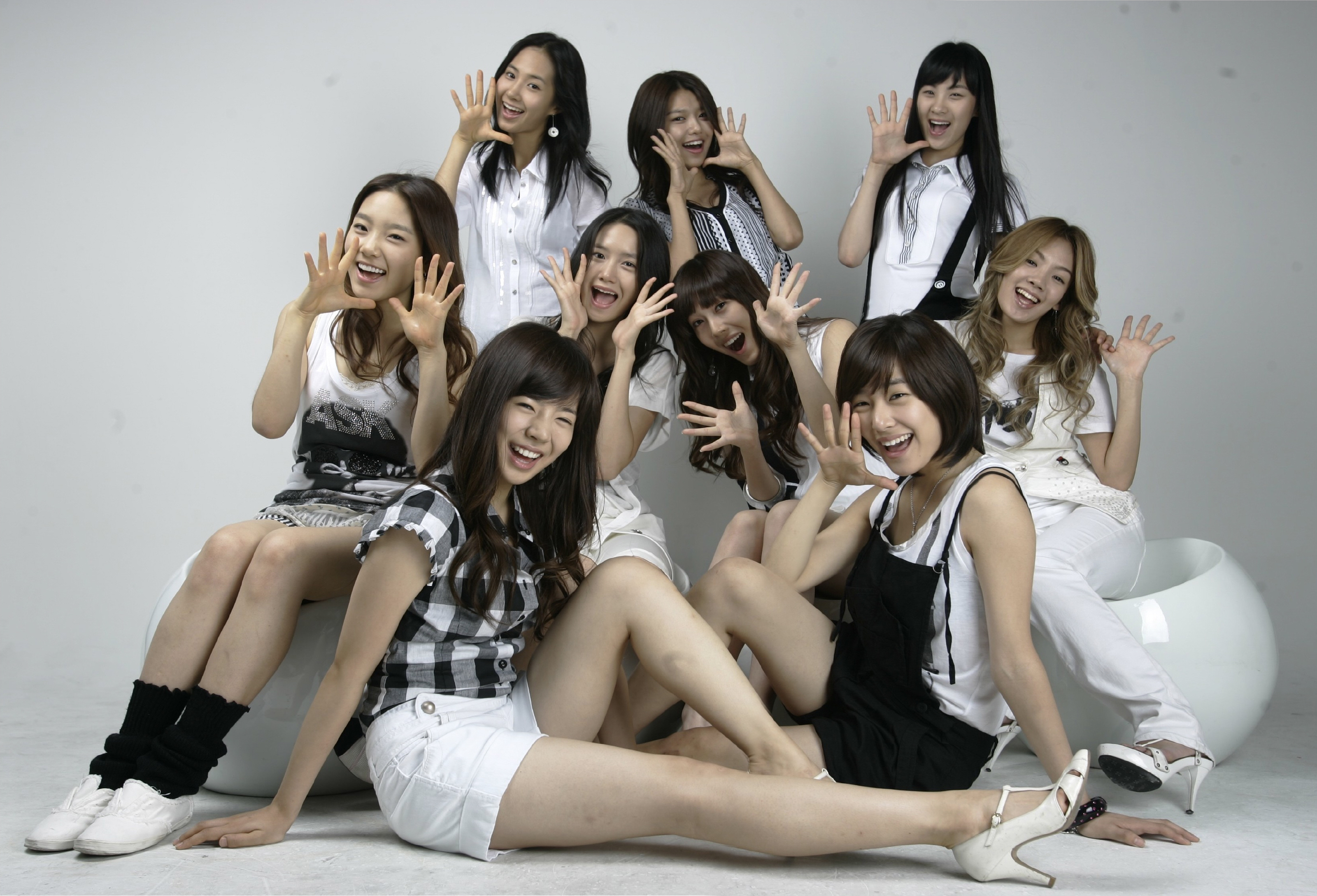 Песни группы girl. Корейская группа SNSD. Группа girls’ Generation 2007. Girls Generation дебют. SNSD 2007.