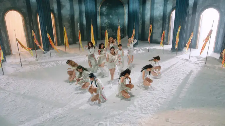 LOONA – PTT (Paint The Town)