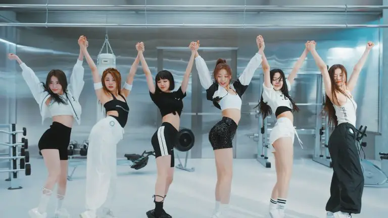 LE SSERAFIM – FEARLESS