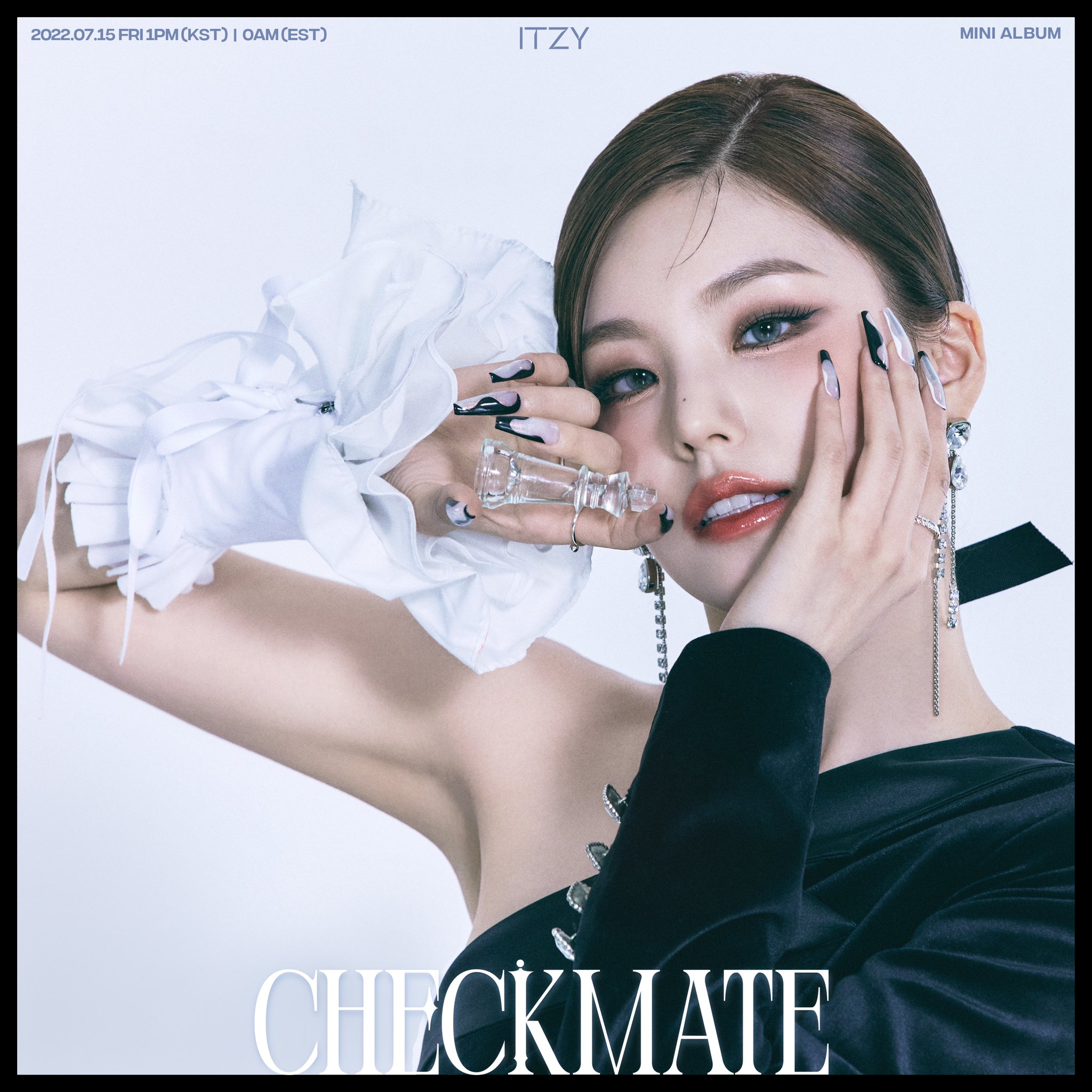 ITZY 'CHECKMATE' Album Scans (Yuna ver.)