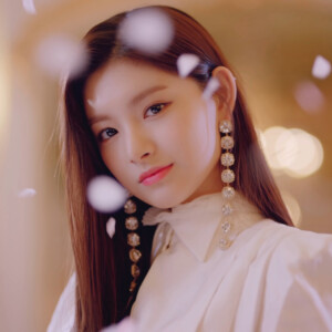 Yiren (Everglow) Profile - K-Pop Database / dbkpop.com