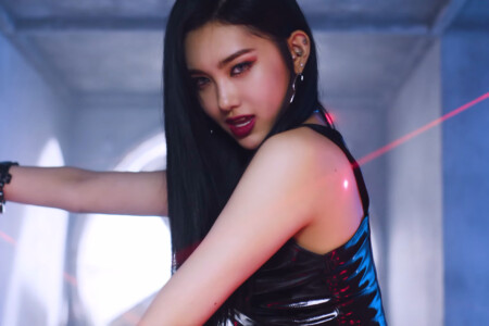 Aisha EVERGLOW LA DI DA EVERGLOW Aisha LA DI DA