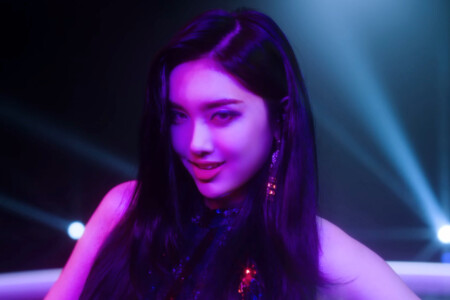 Aisha EVERGLOW LA DI DA EVERGLOW Aisha LA DI DA