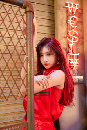 EVERGLOW Sihyeon 77.82X 78.29 LA DI DA Concept EVERGLOW Sihyeon 77.82X 78.29 LA DI DA Concept