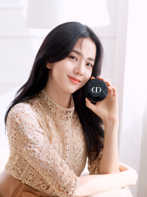 BLACKPINK JISOO W Korea x Dior Forever Skin Glow Cushion BLACKPINK JISOO Dior Forever Skin Glow Cushion