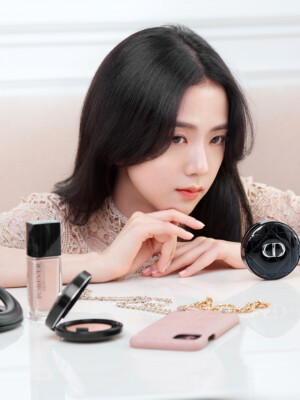 BLACKPINK JISOO W Korea x Dior Forever Skin Glow Cushion BLACKPINK JISOO Dior Forever Skin Glow Cushion