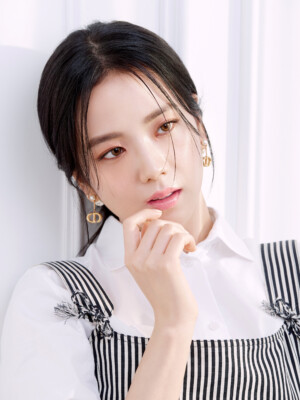 BLACKPINK JISOO W Korea x Dior Forever Skin Glow Cushion BLACKPINK JISOO Dior Forever Skin Glow Cushion