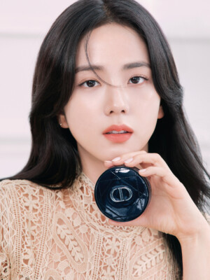 BLACKPINK JISOO W Korea x Dior Forever Skin Glow Cushion BLACKPINK JISOO Dior Forever Skin Glow Cushion