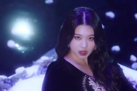 Purple Kiss Swan Ponzona