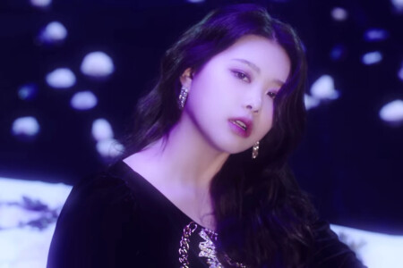 Purple Kiss Swan Ponzona