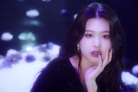Purple Kiss Swan Ponzona