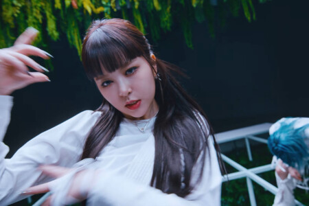 EVERGLOW E:U First