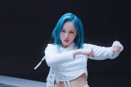 EVERGLOW Mia First