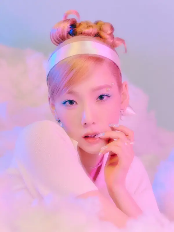 Taeyeon Weekend Teaser Photos 1, 2 (HD/HQ) - K-Pop Database / dbkpop.com