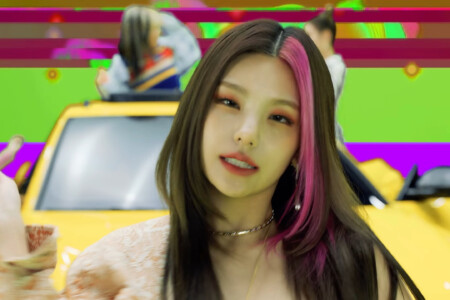 ITZY Yeji Swipe