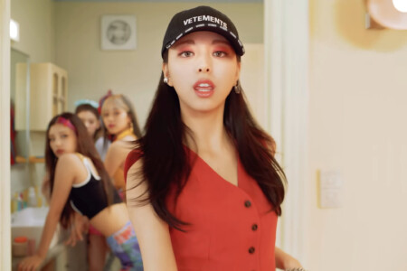 ITZY Yuna Swipe