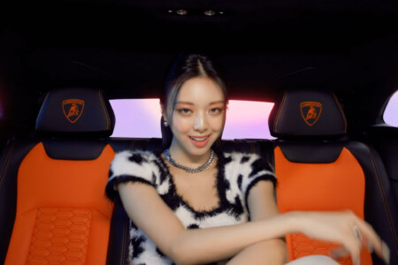 ITZY Yuna Swipe