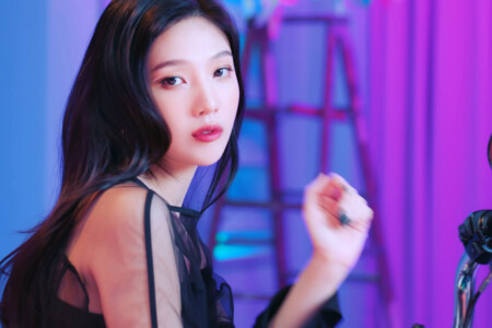 Joy Red Velvet Queendom