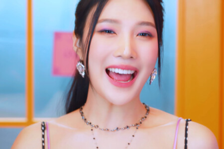 Joy Red Velvet Queendom