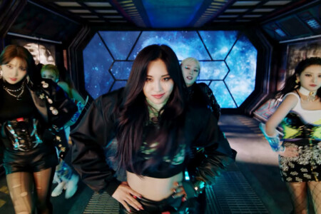 Aisha EVERGLOW Pirate Aisha EVERGLOW Pirate