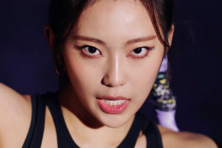 H1-KEY Yel Athletic Girl