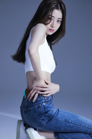 LE SSERAFIM Huh Yunjin Profile LE SSERAFIM Yunjin Profile