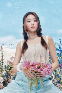 Yunjin LE SSERAFIM Antifragile Teaser - Frozen Aquamarine Yunjin LE SSERAFIM Antifragile Teaser Frozen Aquamarine