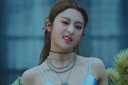 LE SSERAFIM Yunjin Antifragile LE SSERAFIM Yunjin Antifragile