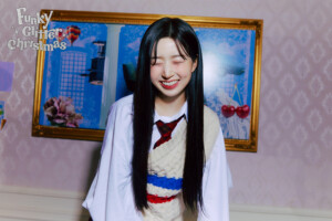 Haewon NMIXX Funky Glitter Christmas Teaser 1 Haewon NMIXX Funky Glitter Christmas Teaser 1