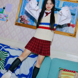 Haewon NMIXX Funky Glitter Christmas Teaser 1 Haewon NMIXX Funky Glitter Christmas Teaser 1