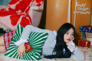 Jinni NMIXX Funky Glitter Christmas Teaser 1 Jinni NMIXX Funky Glitter Christmas Teaser 1
