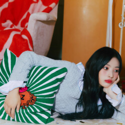 Jinni NMIXX Funky Glitter Christmas Teaser 1 Jinni NMIXX Funky Glitter Christmas Teaser 1