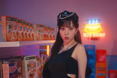 VIVIZ Eunha Pull Up