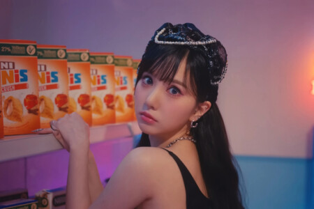 VIVIZ Eunha Pull Up