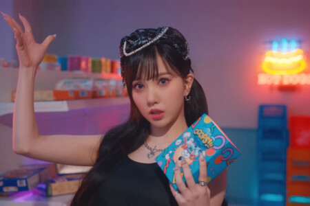 VIVIZ Eunha Pull Up