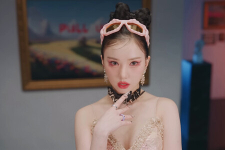 VIVIZ Eunha Pull Up