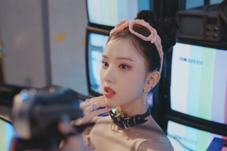 VIVIZ Eunha Pull Up