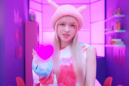 Lily NMIXX Young, Dumb, Stupid Lily NMIXX